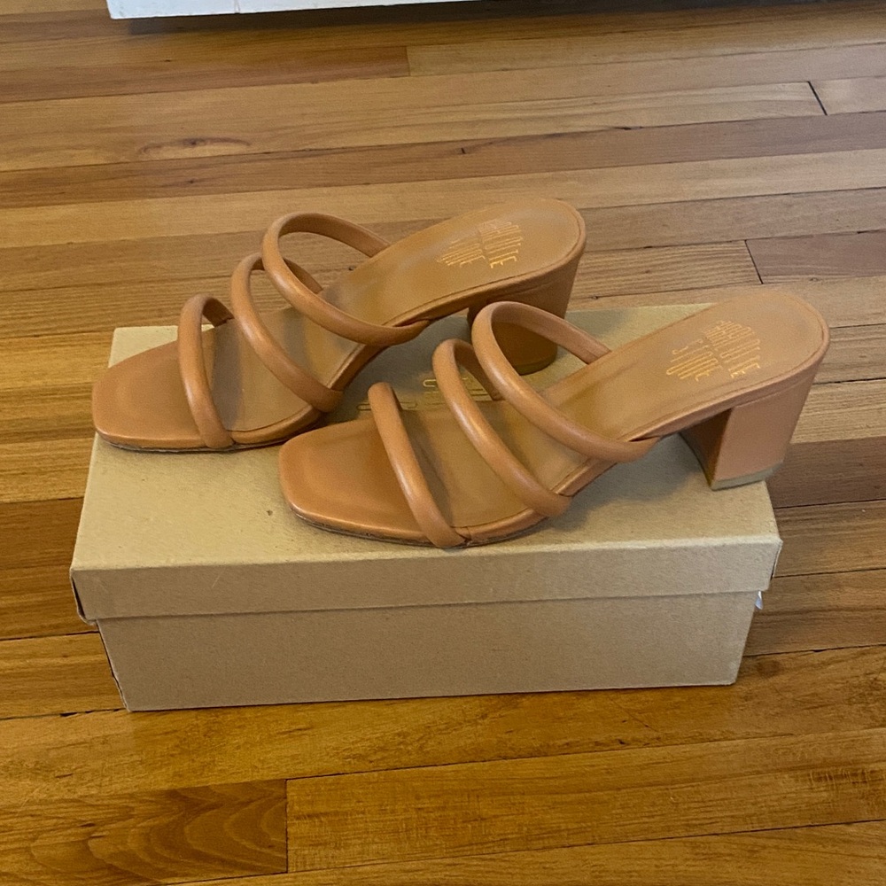 Charlotte Stone Belle Sandal in Camel sz 9